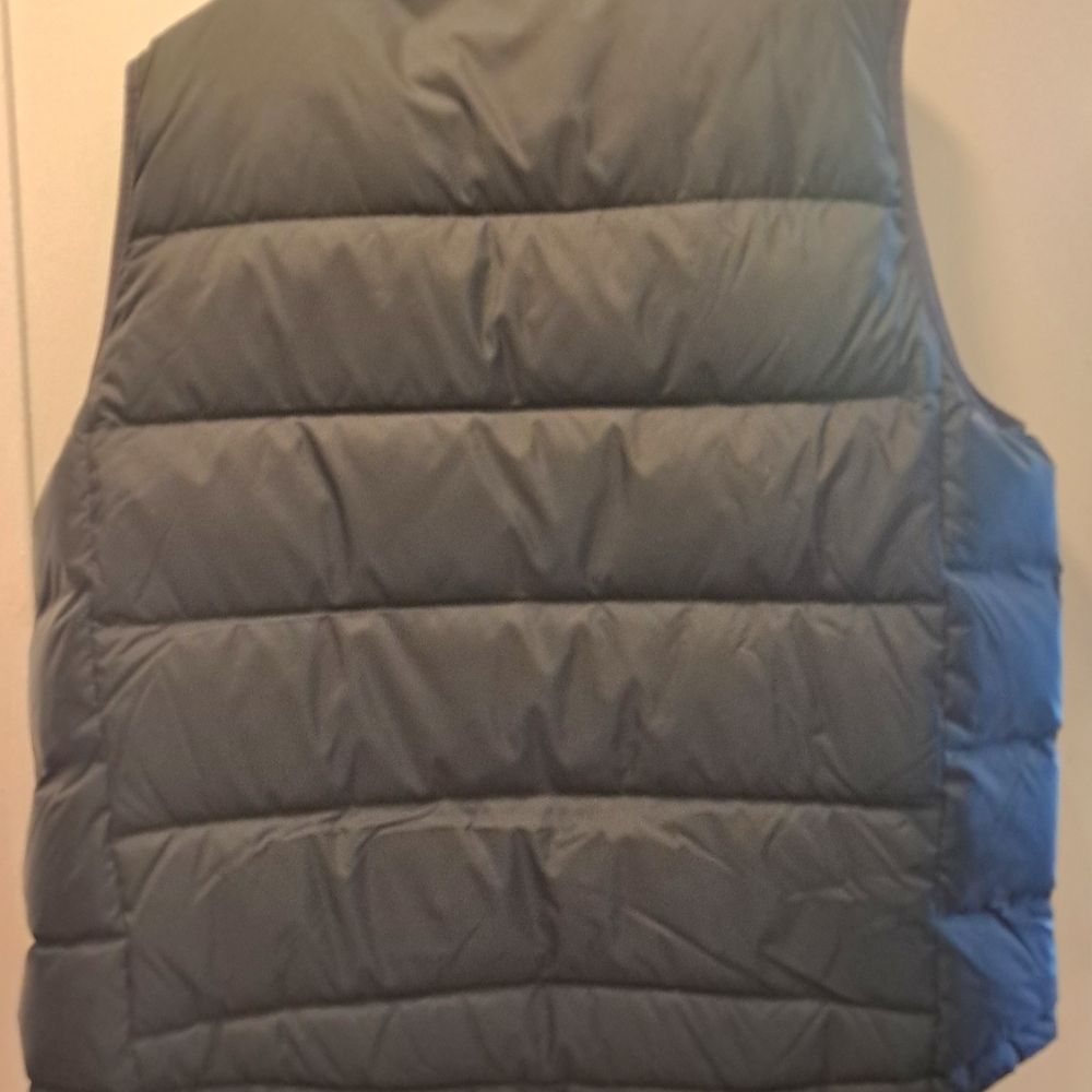 L.L. Bean Men's Charcoal Puffer Vest - Picture 2 of 3